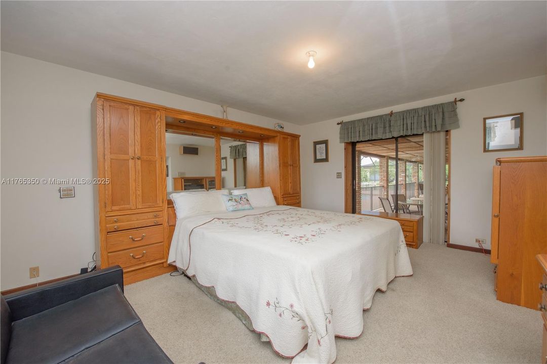 Recently Sold: $3,500,000 (6 beds, 3 baths, 2954 Square Feet)