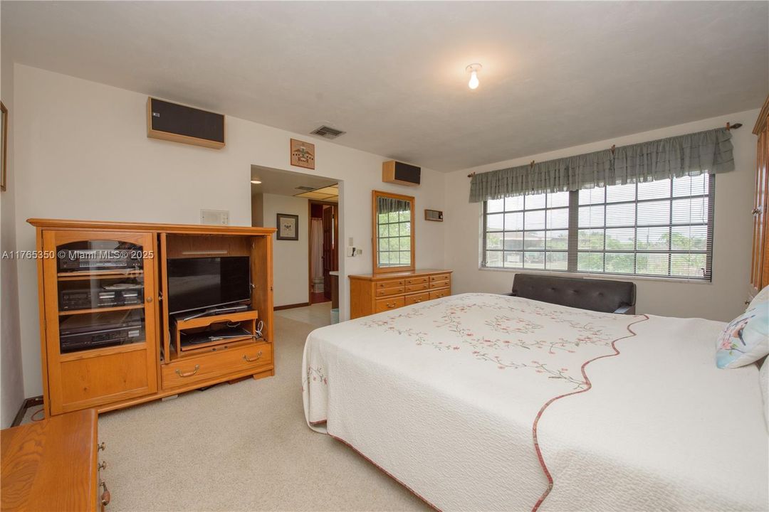 Recently Sold: $3,500,000 (6 beds, 3 baths, 2954 Square Feet)