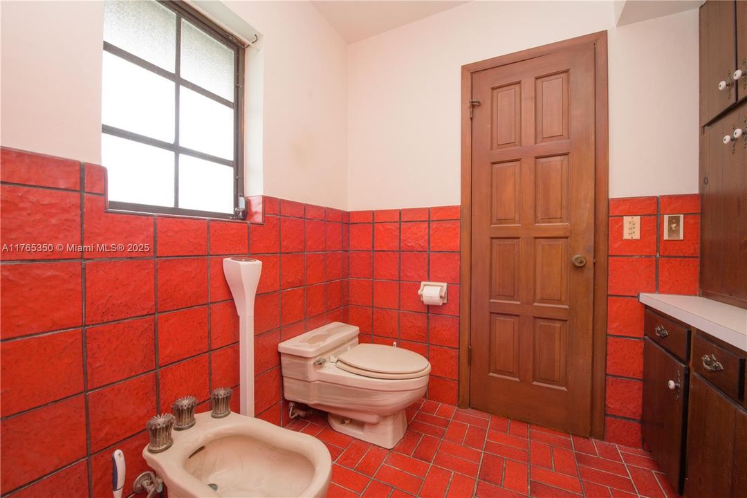 Recently Sold: $3,500,000 (6 beds, 3 baths, 2954 Square Feet)