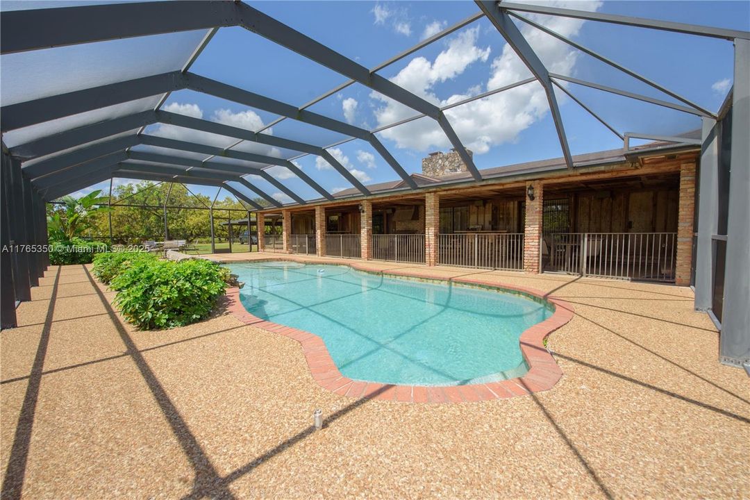 Recently Sold: $3,500,000 (6 beds, 3 baths, 2954 Square Feet)