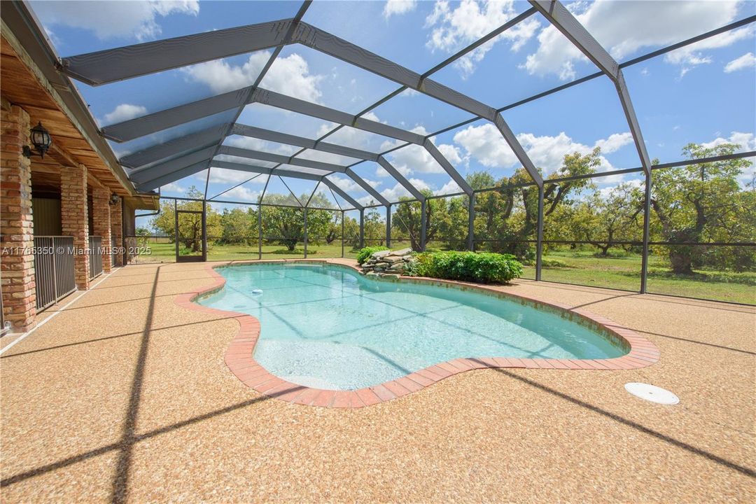 Recently Sold: $3,500,000 (6 beds, 3 baths, 2954 Square Feet)