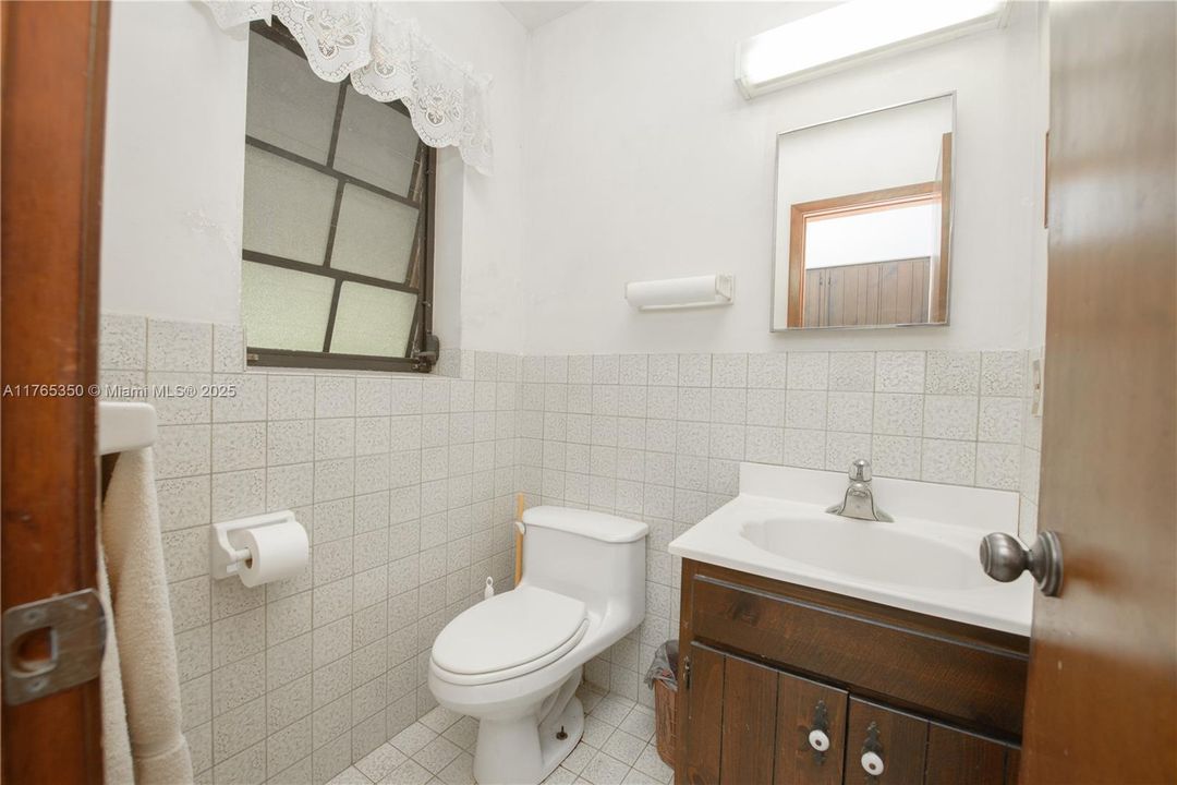 Recently Sold: $3,500,000 (6 beds, 3 baths, 2954 Square Feet)