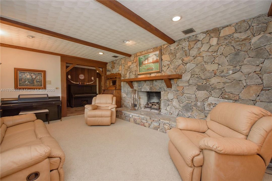 Recently Sold: $3,500,000 (6 beds, 3 baths, 2954 Square Feet)