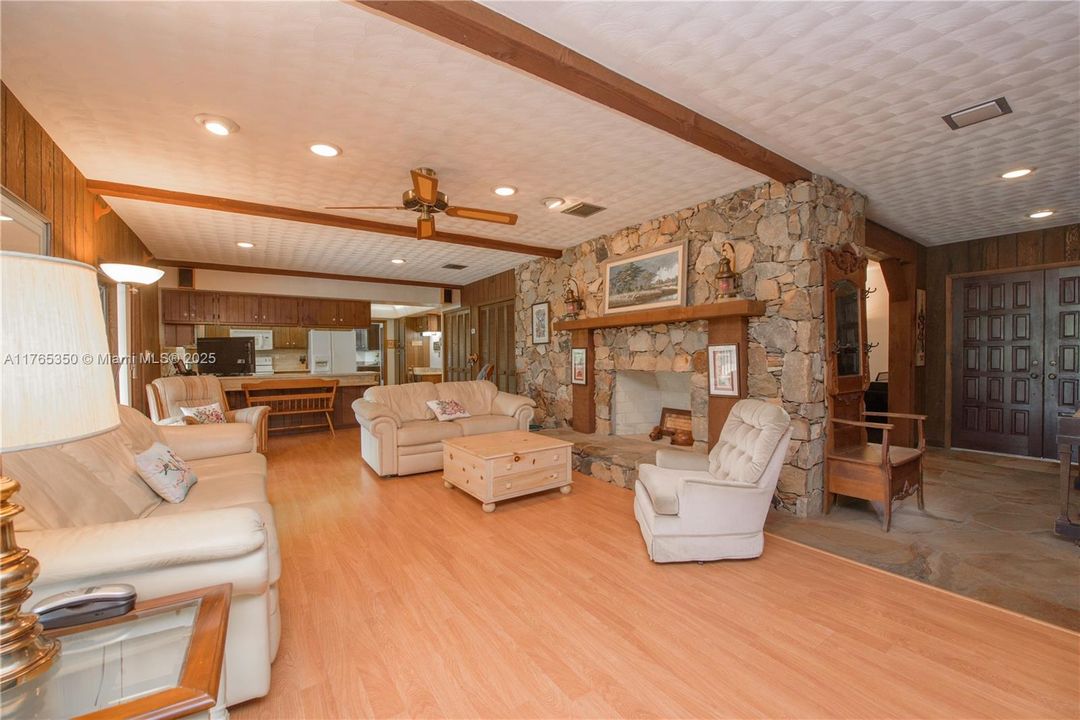 Recently Sold: $3,500,000 (6 beds, 3 baths, 2954 Square Feet)