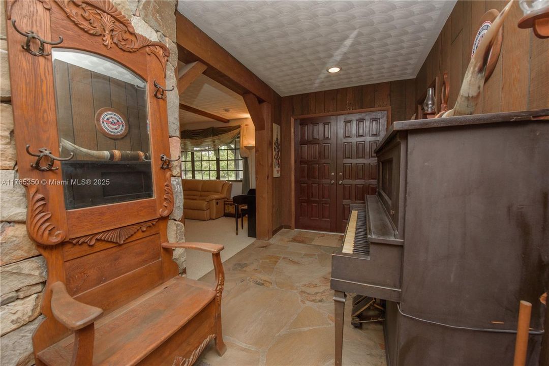 Recently Sold: $3,500,000 (6 beds, 3 baths, 2954 Square Feet)