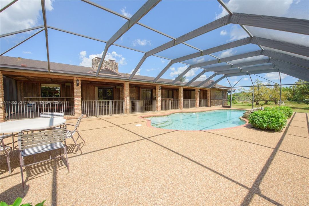 Recently Sold: $3,500,000 (6 beds, 3 baths, 2954 Square Feet)