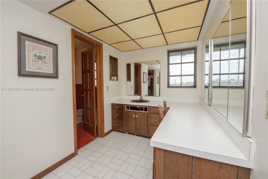 Recently Sold: $3,500,000 (6 beds, 3 baths, 2954 Square Feet)