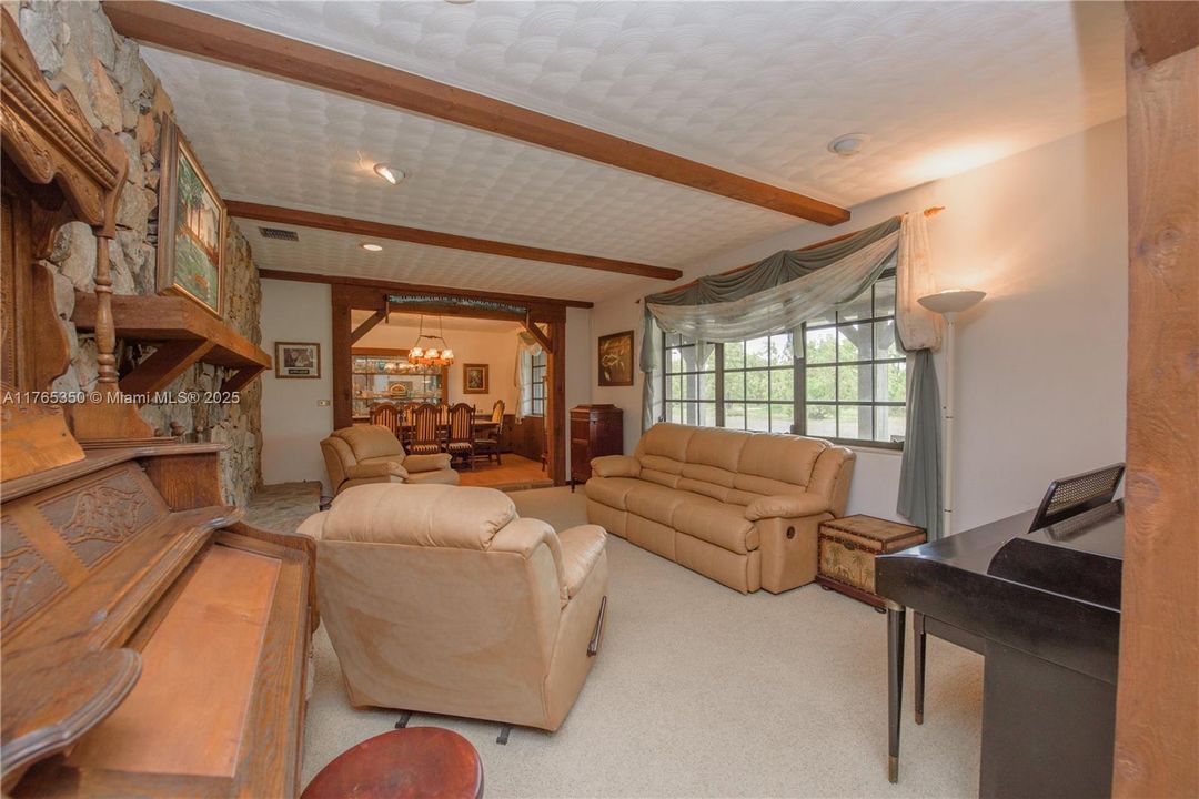 Recently Sold: $3,500,000 (6 beds, 3 baths, 2954 Square Feet)