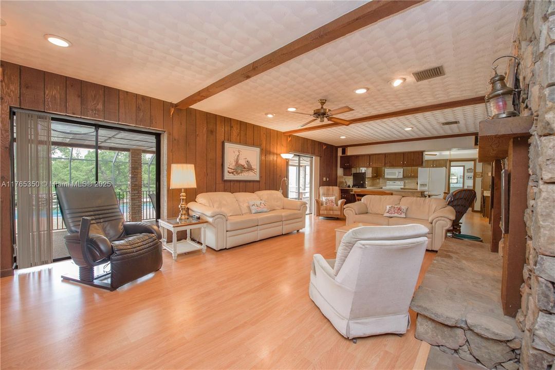 Recently Sold: $3,500,000 (6 beds, 3 baths, 2954 Square Feet)