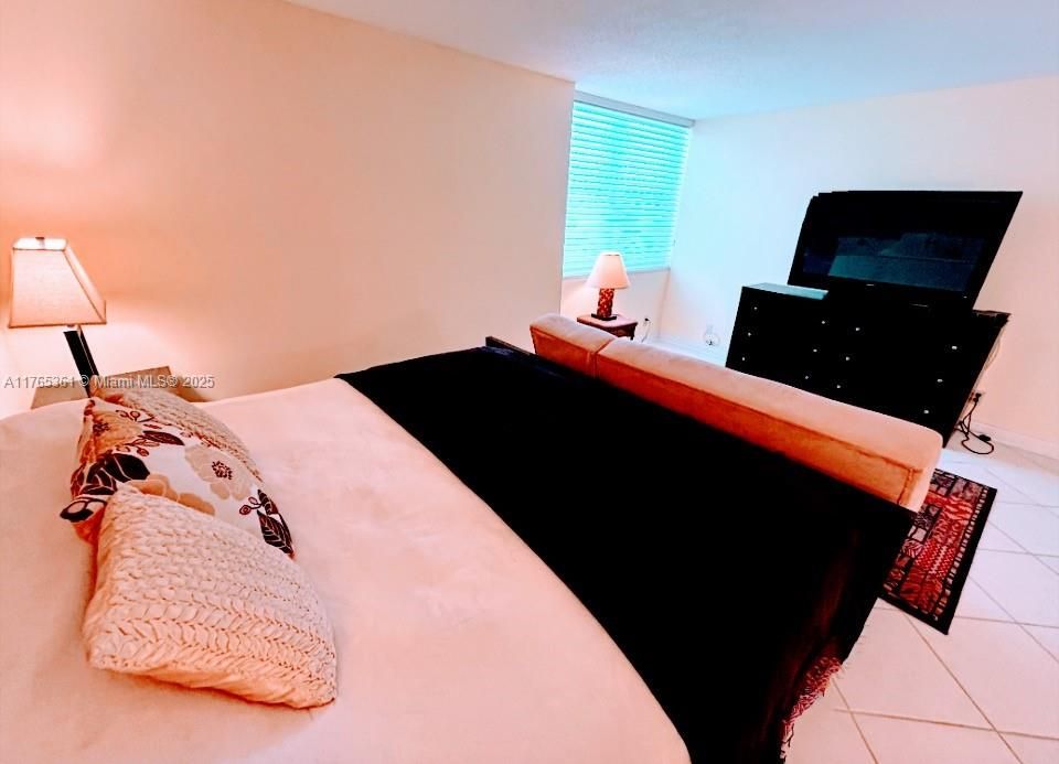 最近售出: $649,000 (3 贝兹, 2 浴室, 1856 平方英尺)