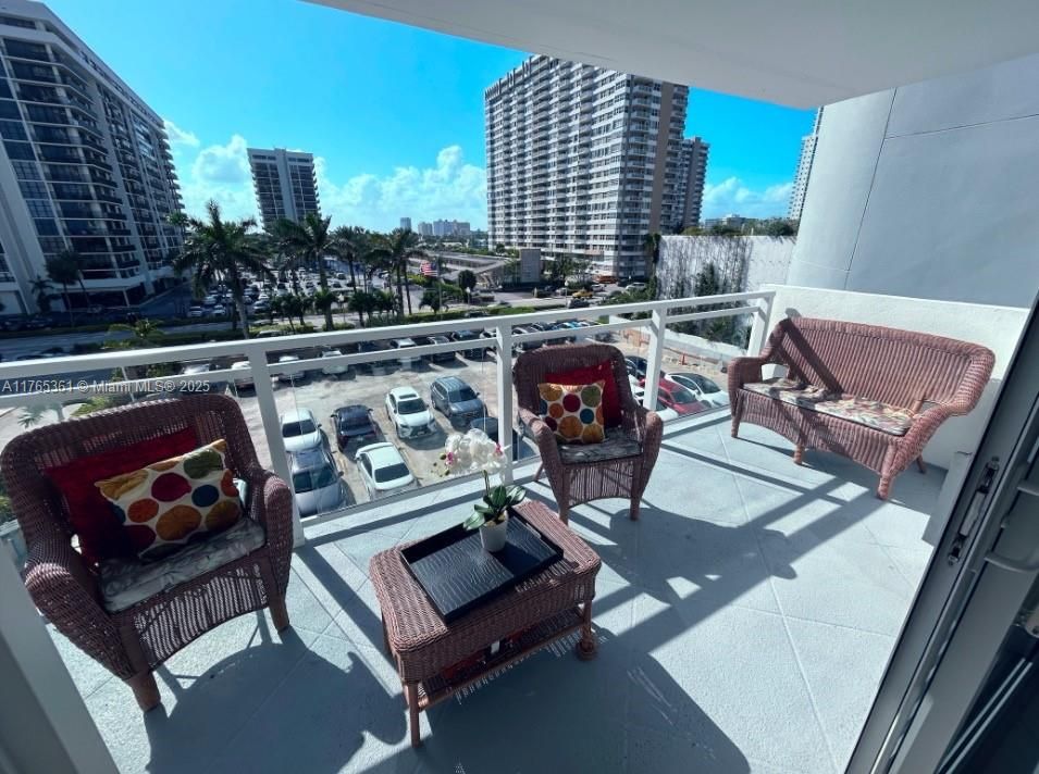 STEPS TO THE SAND OCEANFRONT GLASS TERRACE LOCATION AND SUNNY PRIVATE OCEAN DRIVE VIEWS