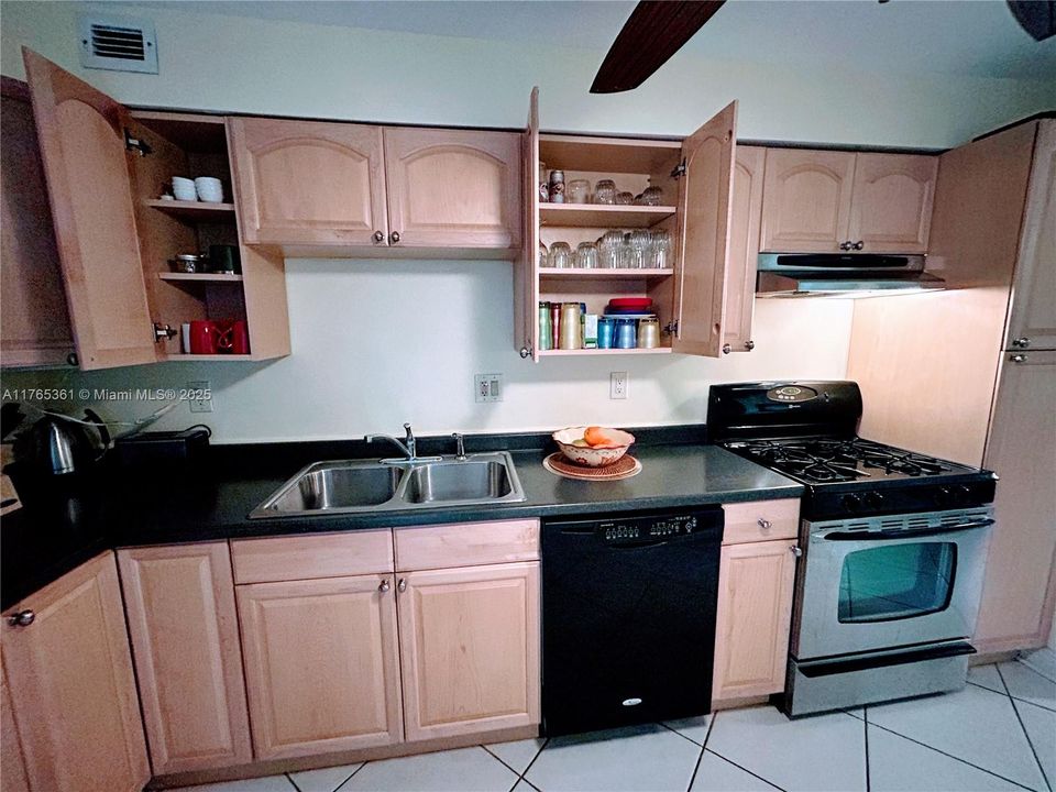 KITCHEN (FULLY EQUIPPED).