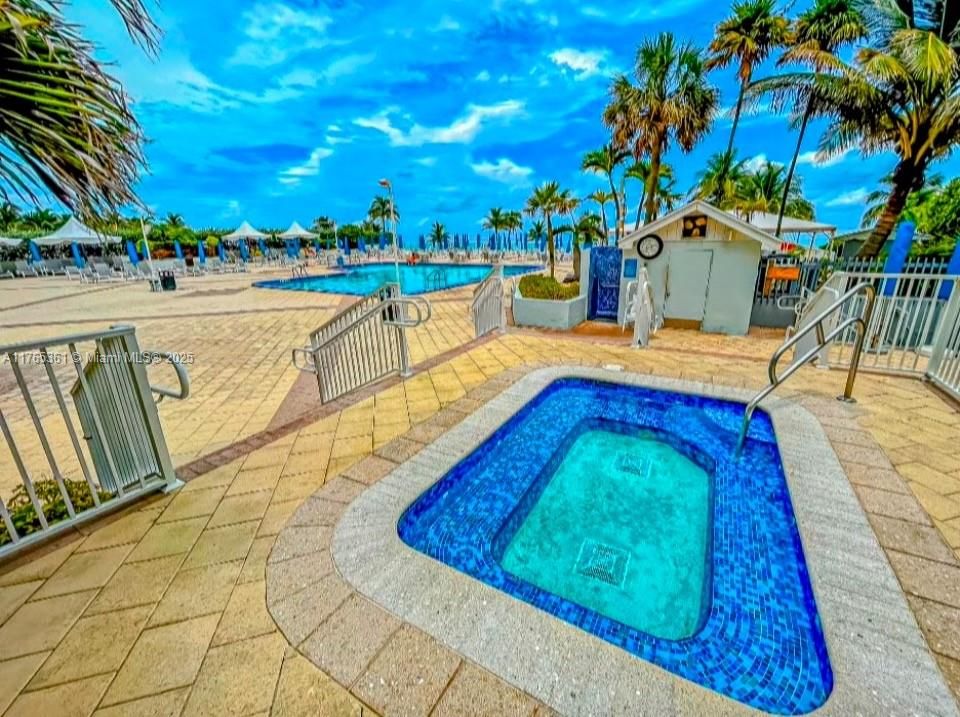 最近售出: $649,000 (3 贝兹, 2 浴室, 1856 平方英尺)