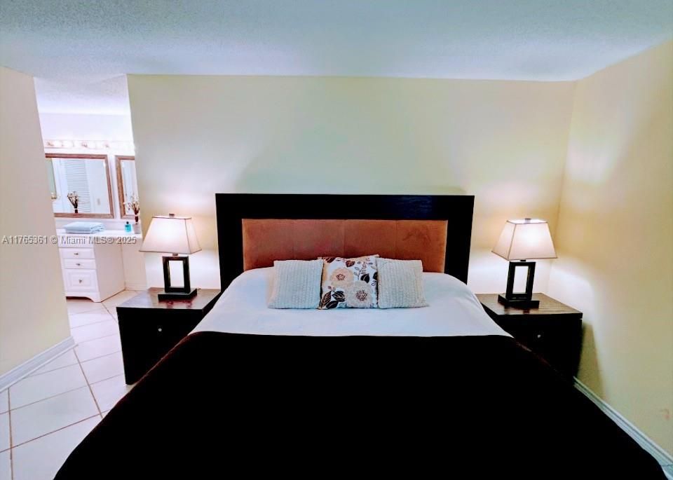 PRINCIPLE BEDROOM SUITE WITH LARGE KING SIZED BED