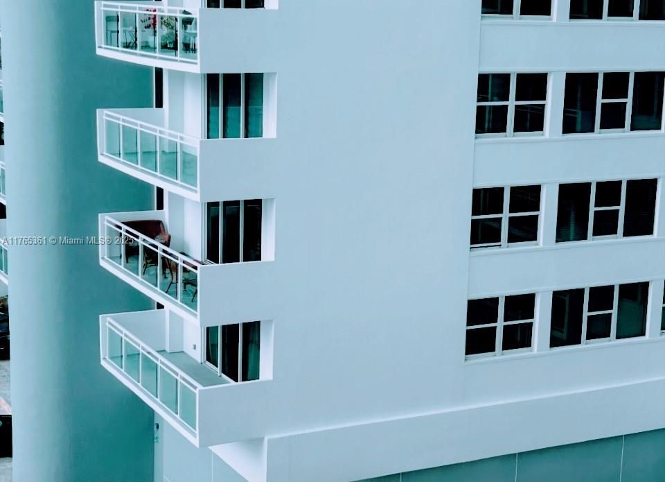 ENJOY WARM OCEAN BREEZES AND NON STOP FULL FLORIDA SUNSHINE FROM NEW MODERN DELUXE PLUS +SIZED OPEN AIR TERRACES