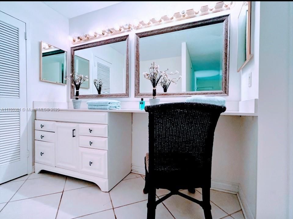 PRINCIPLE BEDROOM  VANITY DRESSING ROOM