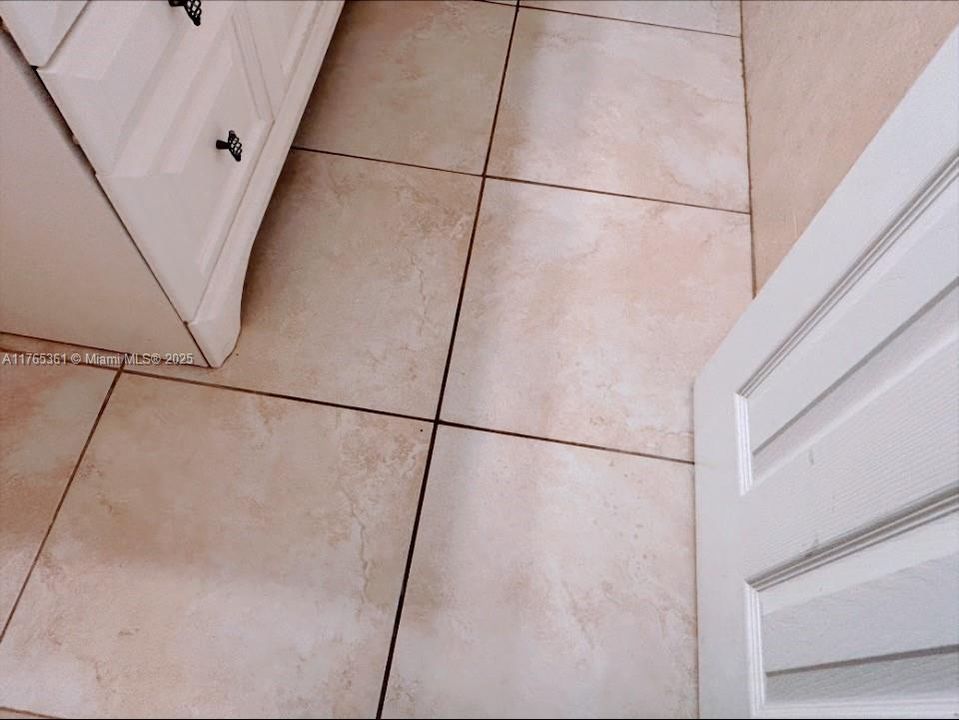 FAMILY BATHROOM PORCELINE FLOOR DETAIL