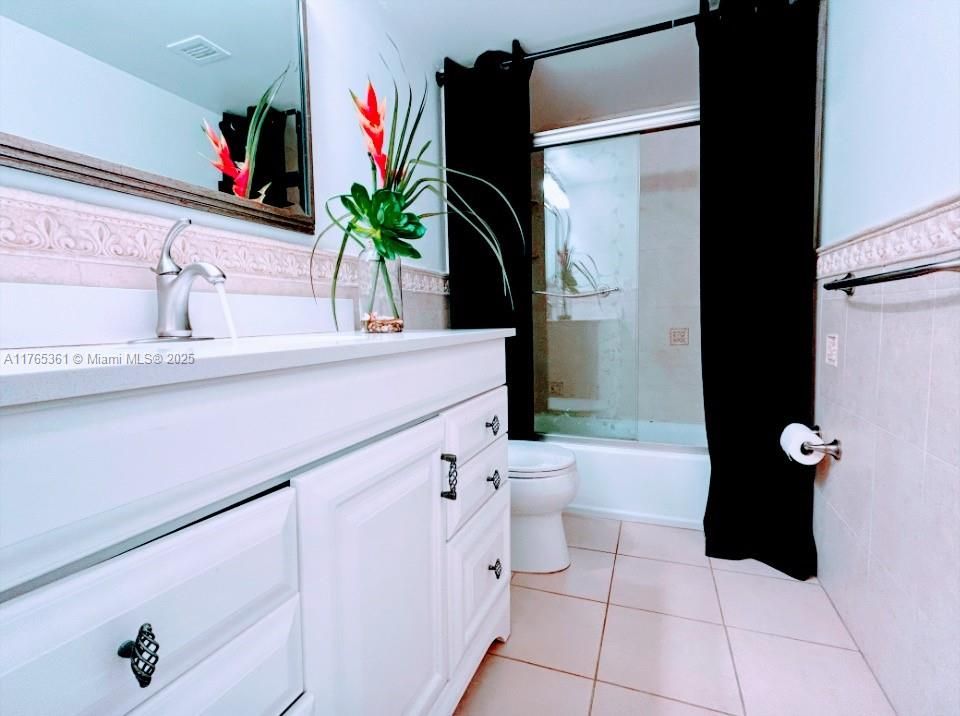 PRINCIPLE BEDROOM BATHROOM