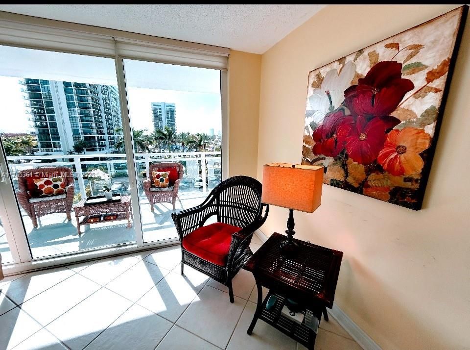 最近售出: $649,000 (3 贝兹, 2 浴室, 1856 平方英尺)