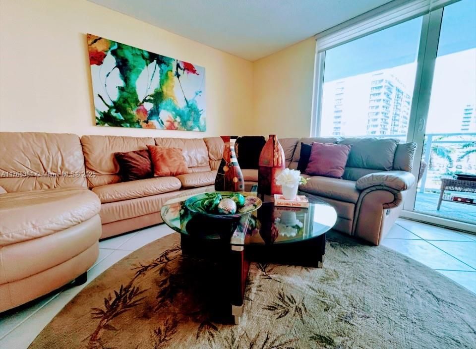 最近售出: $649,000 (3 贝兹, 2 浴室, 1856 平方英尺)