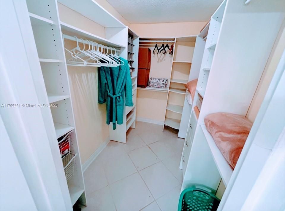 WALK-IN CLOSETS
