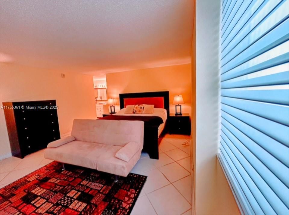 SPACIOUS PRINCIPLE BEDROOM SUITE