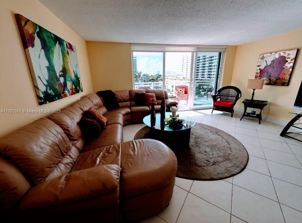 最近售出: $649,000 (3 贝兹, 2 浴室, 1856 平方英尺)