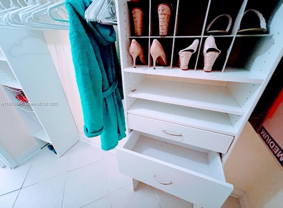WALK-IN CLOSETS