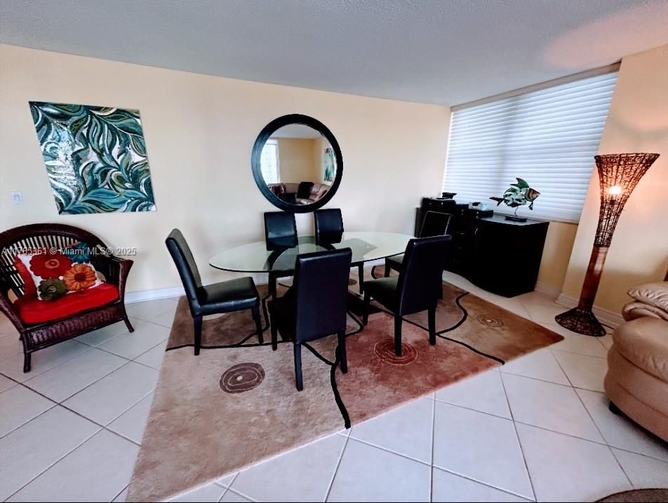 SPACIOUS LIVING ROOM  DINING ROOM COMBINATION