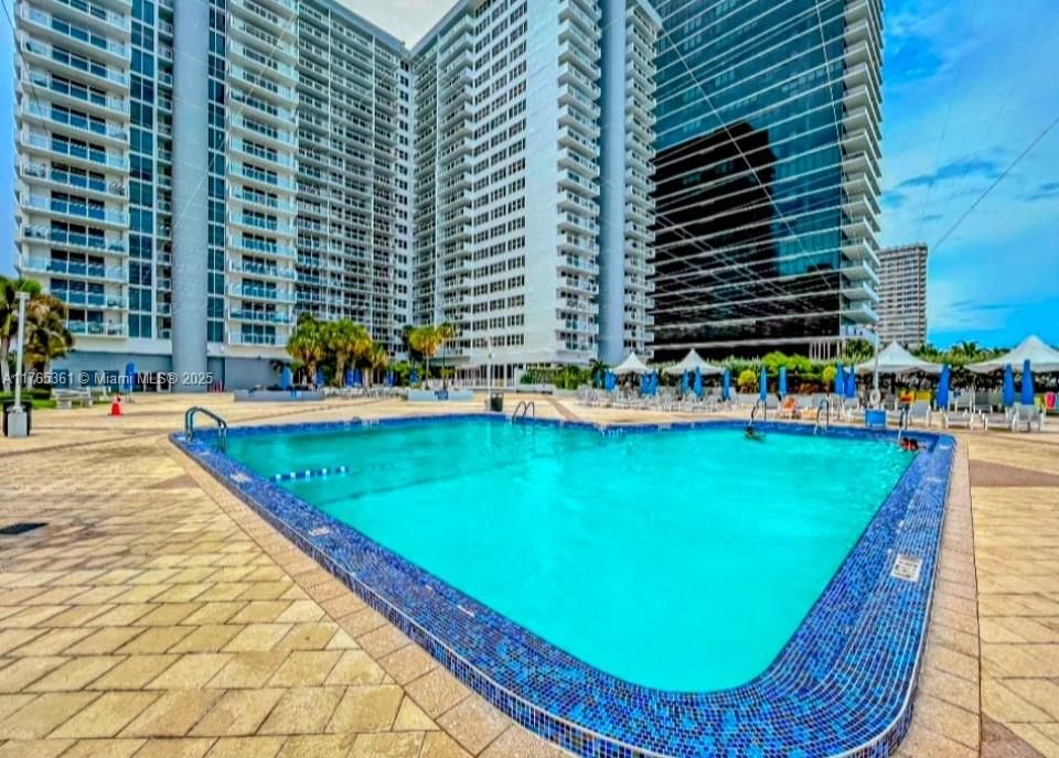 最近售出: $649,000 (3 贝兹, 2 浴室, 1856 平方英尺)