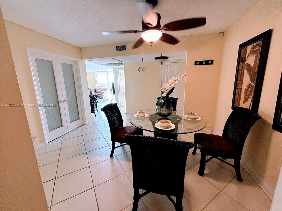 EASY FLOW SERVICE FROM KITCHEN INTO DINING ROOM