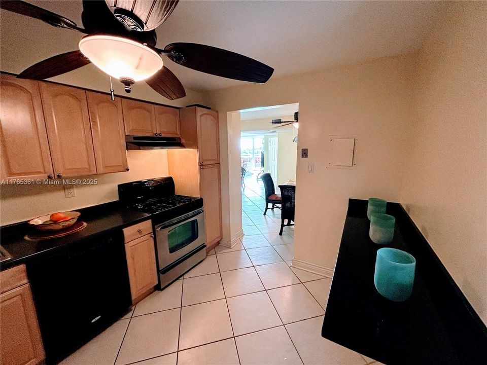 EAT-IN KITCHEN LUNCH BREAKFAST COUNTER