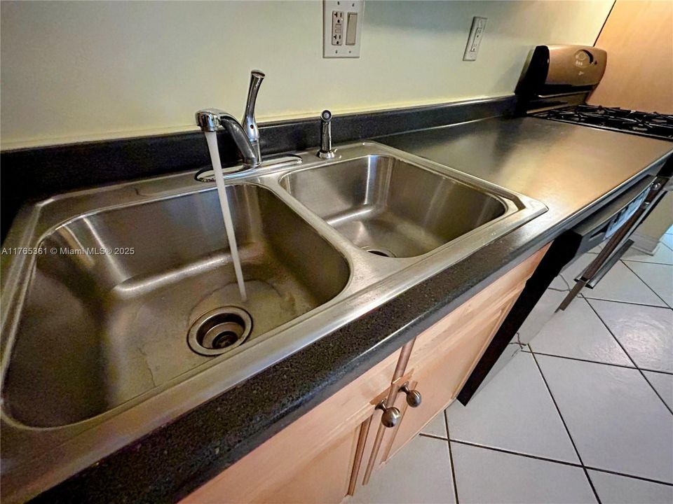 STAINLESS STEEL DOUBLE SINK COUNTER DETAIL
