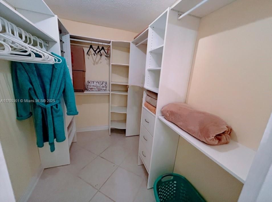 WALK-IN CLOSETS
