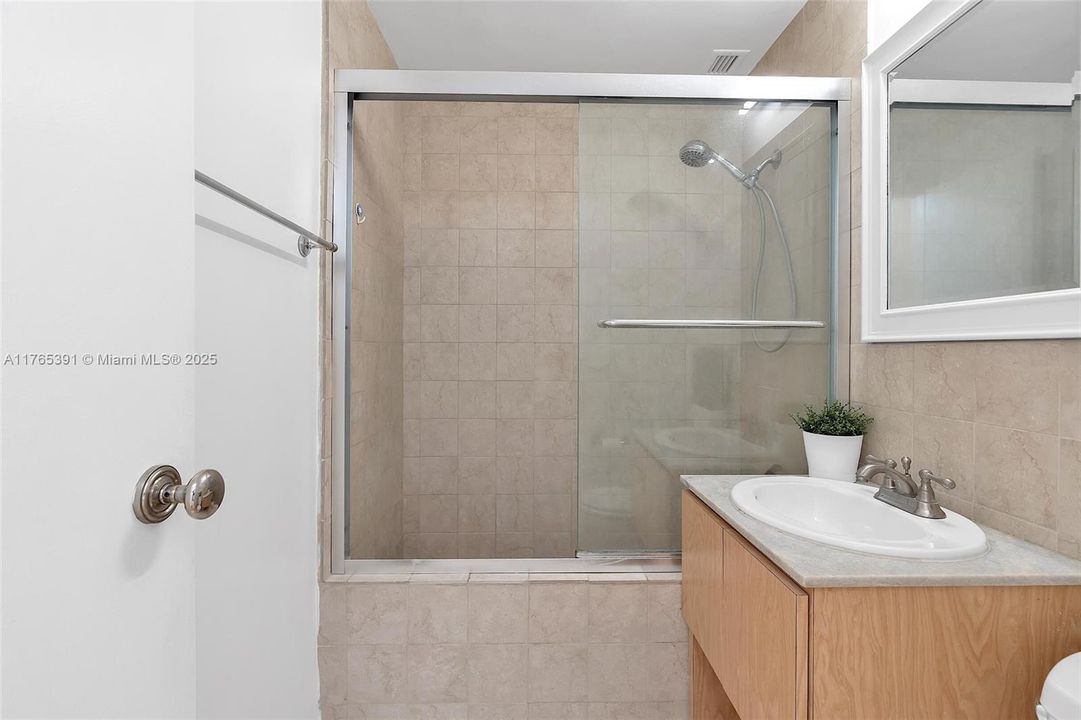 Недавно продано: $410,000 (2 спален, 2 ванн, 1104 Квадратных фут)