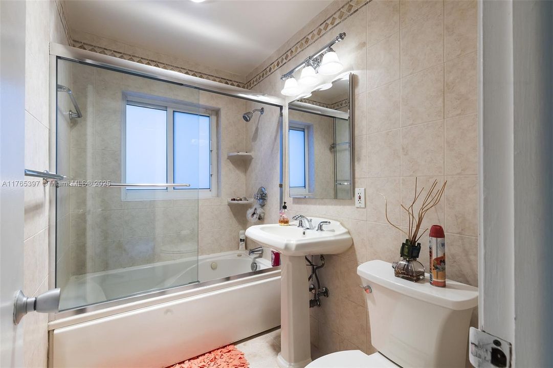 Recently Sold: $1,599,000 (4 beds, 3 baths, 1875 Square Feet)