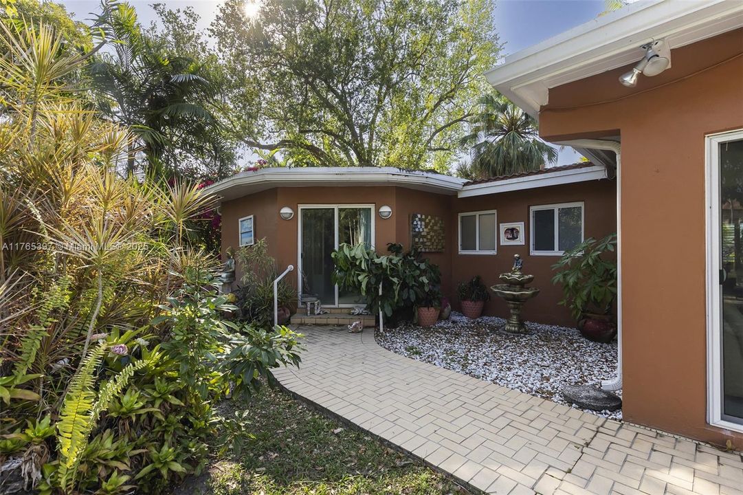 Recently Sold: $1,599,000 (4 beds, 3 baths, 1875 Square Feet)