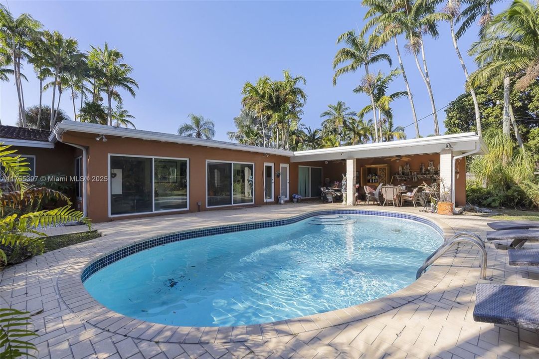 Recently Sold: $1,599,000 (4 beds, 3 baths, 1875 Square Feet)