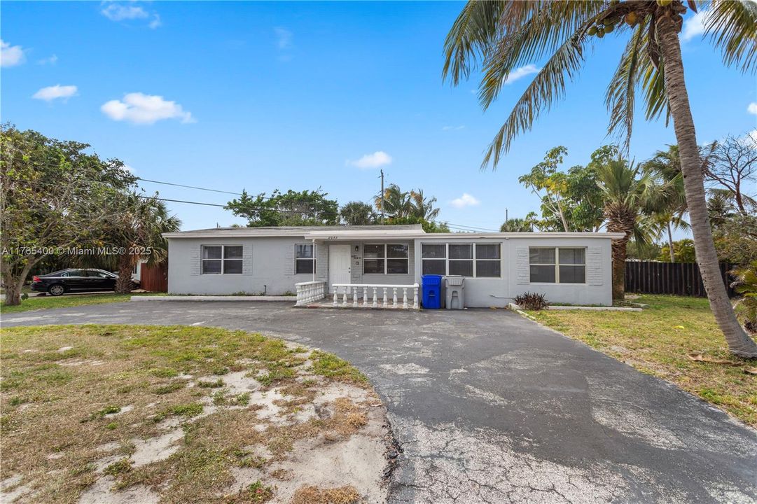 Active With Contract: $419,300 (4 beds, 2 baths, 910 Square Feet)