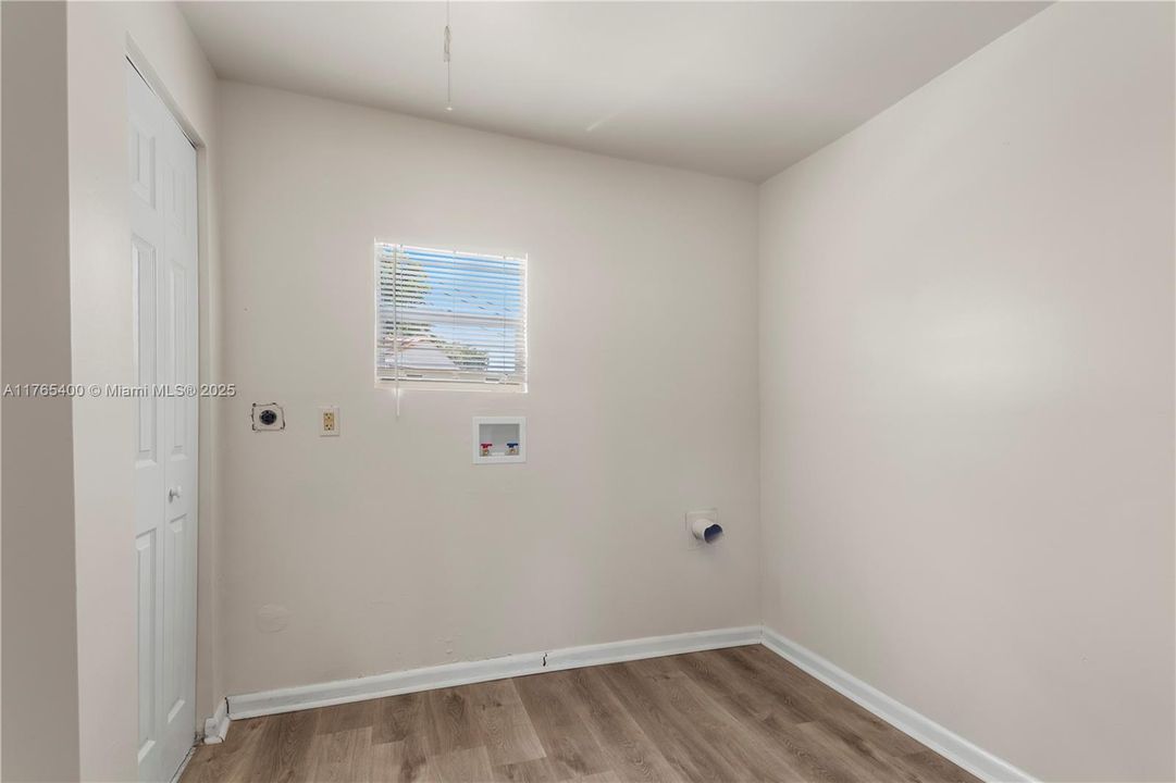 Active With Contract: $419,300 (4 beds, 2 baths, 910 Square Feet)