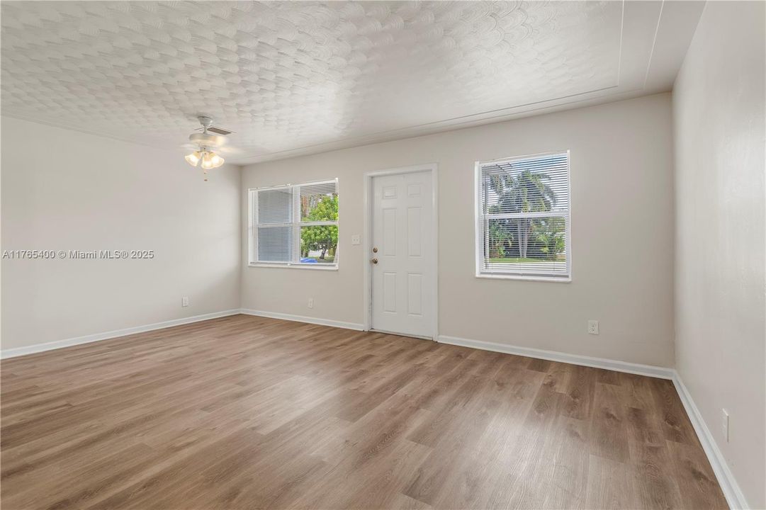 Active With Contract: $419,300 (4 beds, 2 baths, 910 Square Feet)