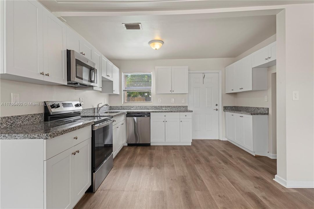 Active With Contract: $419,300 (4 beds, 2 baths, 910 Square Feet)