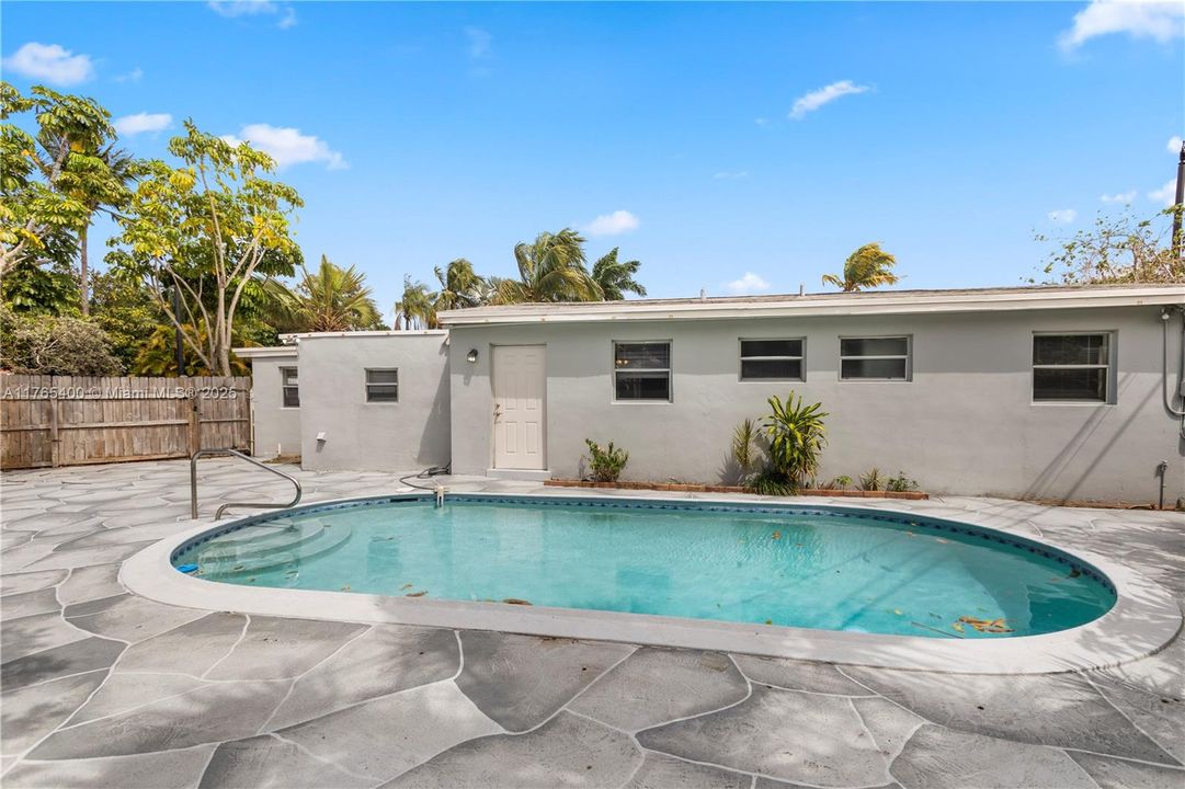 Active With Contract: $419,300 (4 beds, 2 baths, 910 Square Feet)
