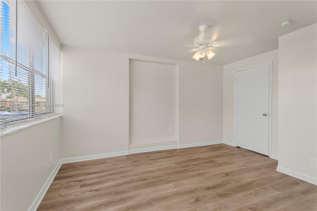 Active With Contract: $419,300 (4 beds, 2 baths, 910 Square Feet)