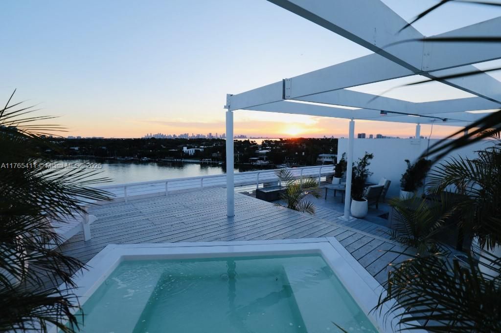 For Sale: $1,545,000 (3 beds, 3 baths, 1712 Square Feet)