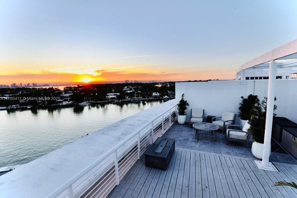 For Sale: $1,545,000 (3 beds, 3 baths, 1712 Square Feet)