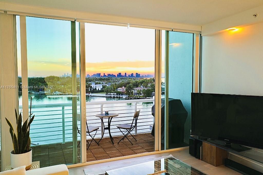 For Sale: $1,545,000 (3 beds, 3 baths, 1712 Square Feet)