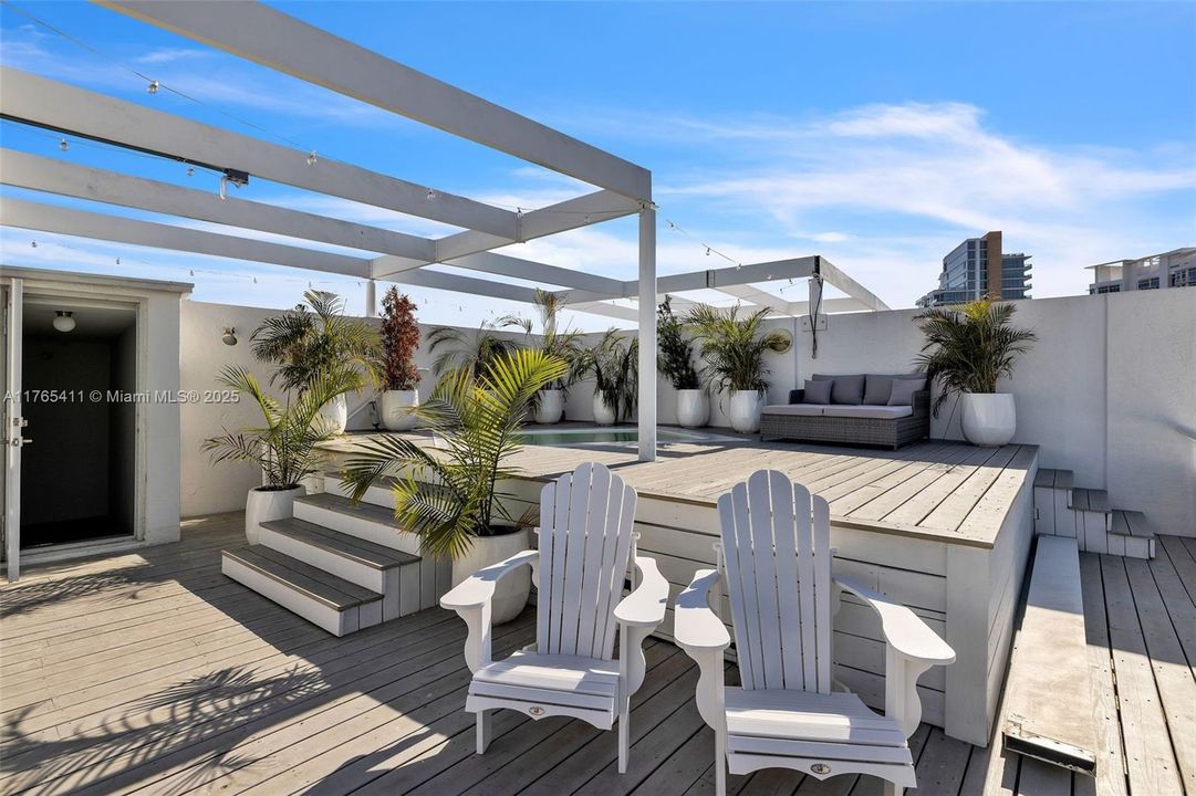 For Sale: $1,545,000 (3 beds, 3 baths, 1712 Square Feet)