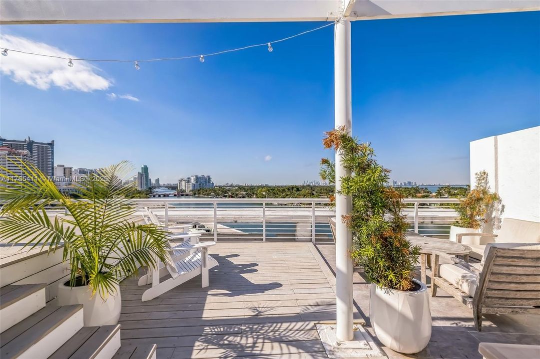 For Sale: $1,545,000 (3 beds, 3 baths, 1712 Square Feet)