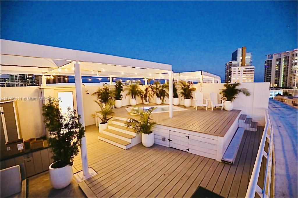 For Sale: $1,545,000 (3 beds, 3 baths, 1712 Square Feet)